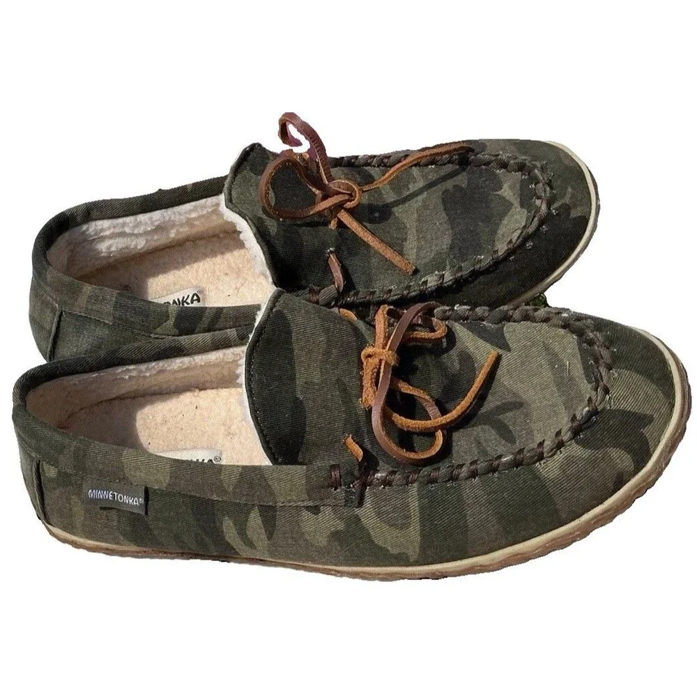 Minnetonka Men’s Size 12 Camo Moccasin Slippers Faux Fur Lined Lace Up Indoor